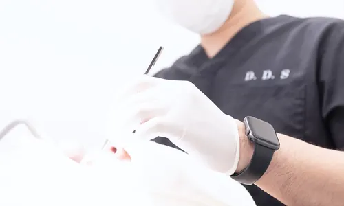 歯科治療を行う手元