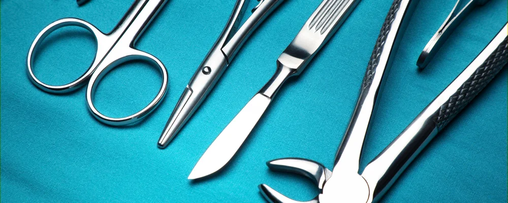 青い布の上に並べられた口腔外科用の器具｜シティデンタルクリニック ペリエ千葉エキナカ